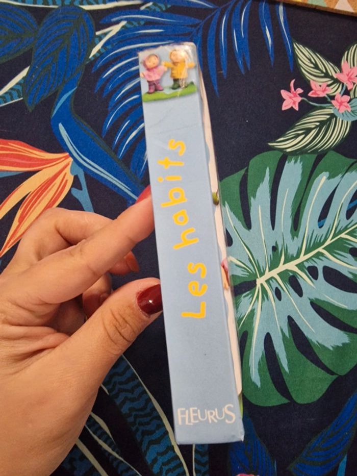 Livre à pages cartonnées "Les habits" - photo numéro 2