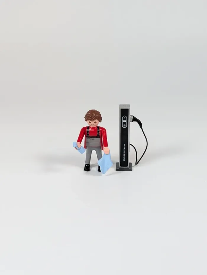 Borne de recharge Porsche avec personnage - photo numéro 2