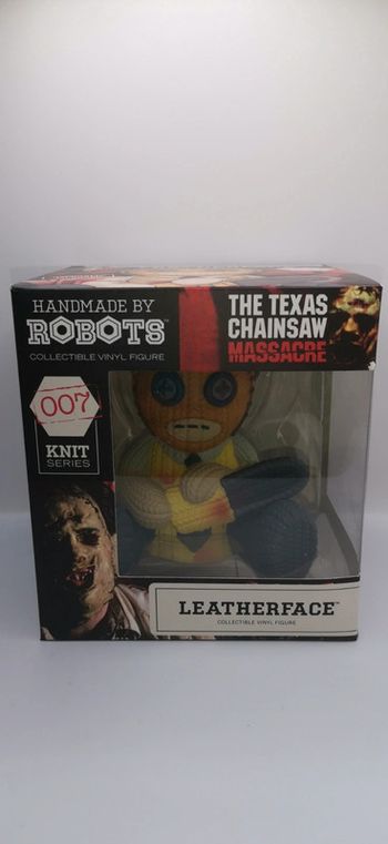 Figurine handmade by robots knit séries