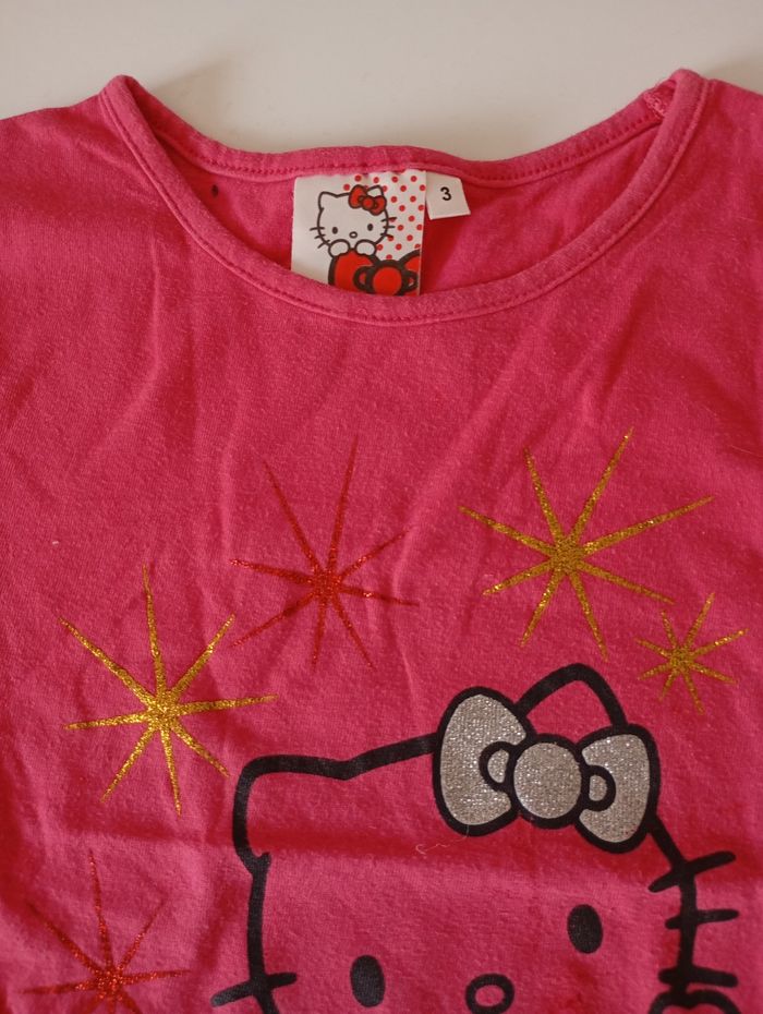 Tee-shirt manches longues.3 ans . Coton rose fushia ,motifs pailletés argent et or .Hello Kitty. Très bon état. - photo numéro 7