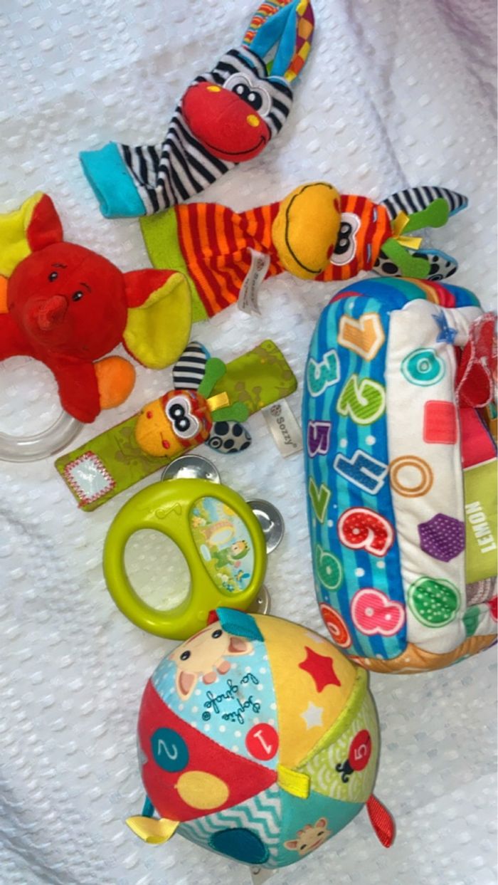 Lot jouets bébé