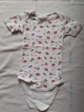 Body blanc manches courtes motif livres, cubes ...