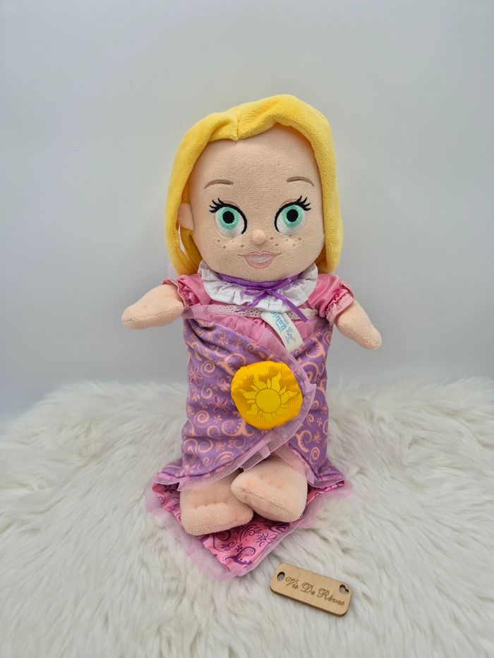 Peluche Doudou Pincesse Bébé Raiponce Disney Babies couverture rose violet