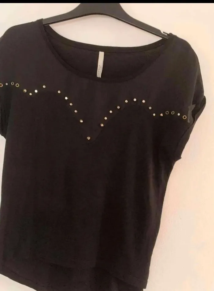 T-shirt  noir clouté  Taille S