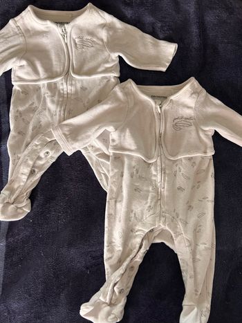 Lot de deux pyjamas taille 1 mois