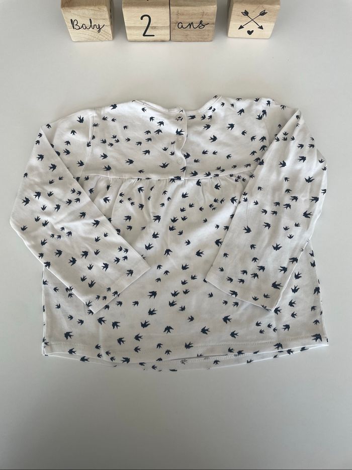 Blouse/T-shirt motifs hirondelles 24 mois - photo numéro 2