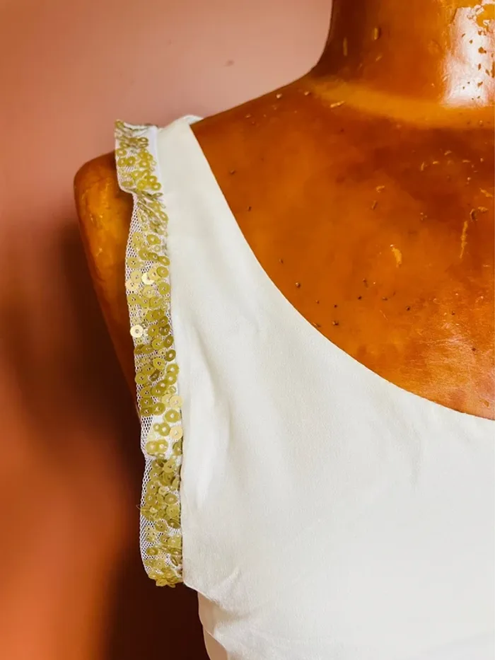 Blouse blanche sans manche, détails sequins dorés - photo numéro 3