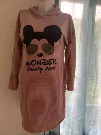 Robe à capuche rose avec motif taille 42 très bon état