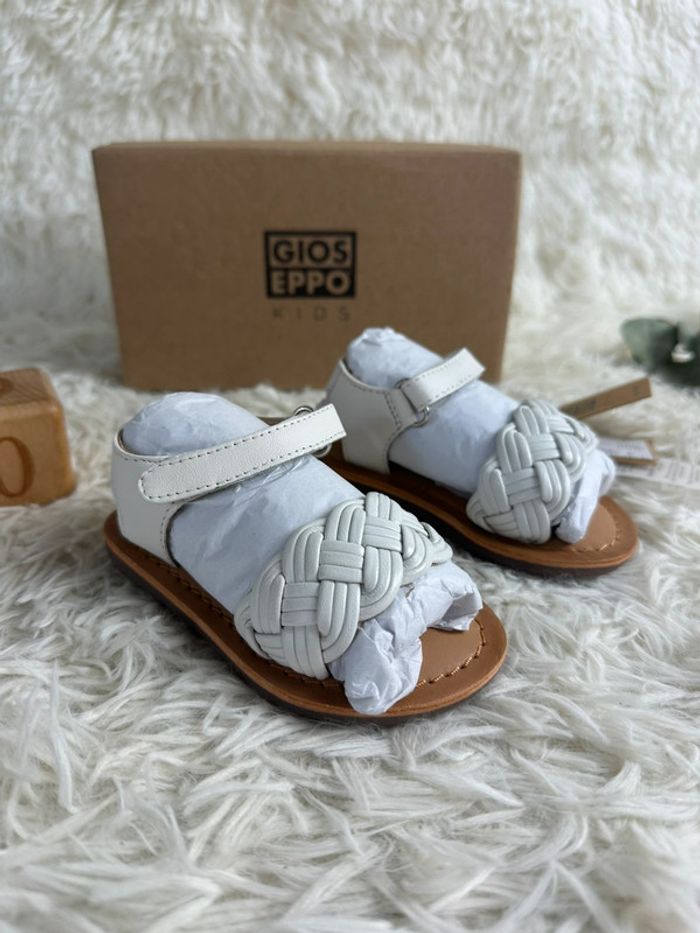 Paire de sandales blanches Gioseppo taille 20 - photo numéro 2