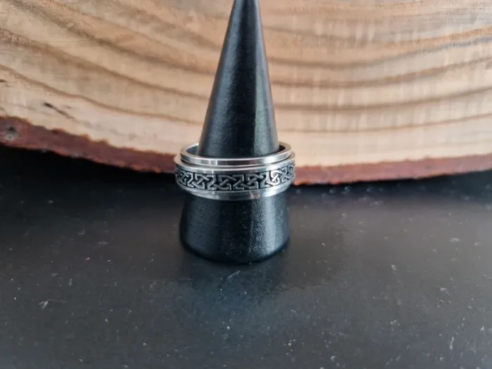 Bague homme argentée en acier inoxydable taille 20 style celtique