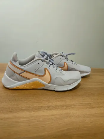Nike Legend Essential 2 taille 40 parfait état