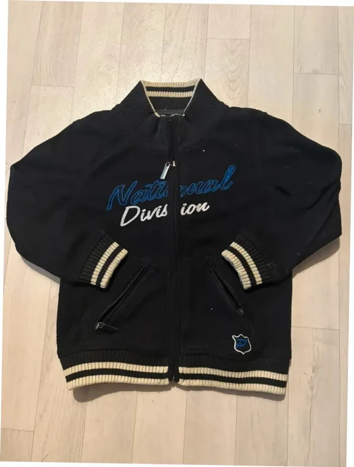 Petite veste polaire zippé noire pick ouic 5 ans très bon état