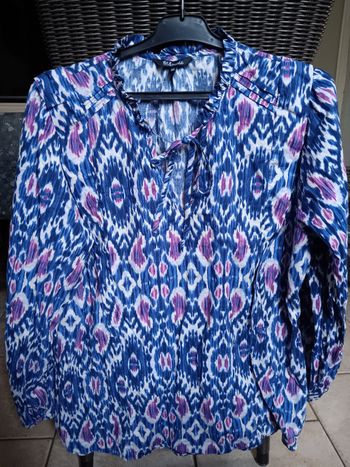 Blouse bleue et mauve
