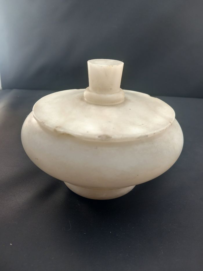 Pot avec couvercle en albatre - photo numéro 5