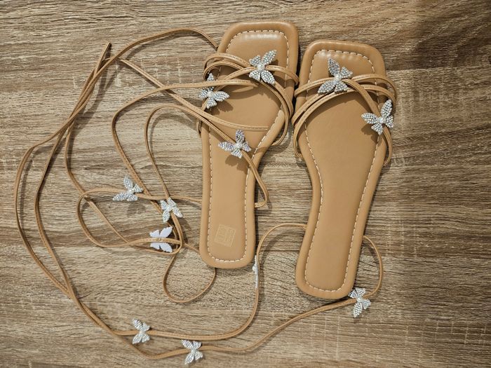 Nu-pieds à lanières avec des papillons 🦋 - photo numéro 5