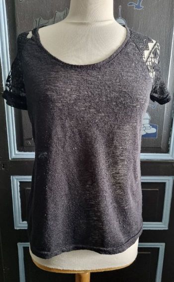 T-shirt léger et transparent avec broderie à motif