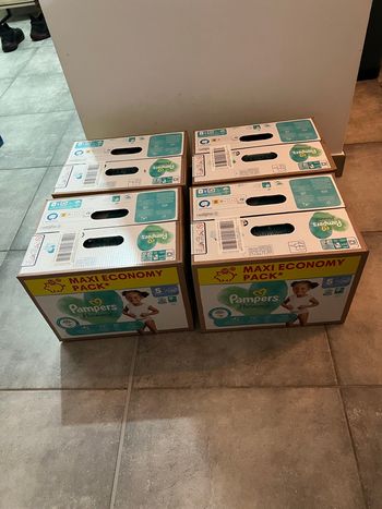 Lot de 4 carton pampers harmonie taille 5 (11-16 kg) 280 couches, jamais ouvert