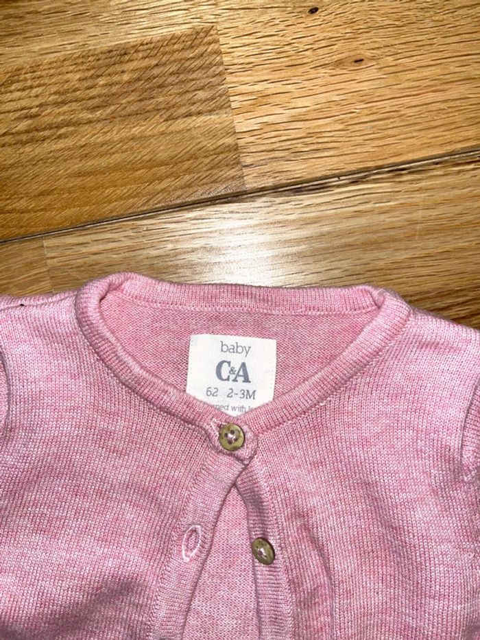 Gilet rose en coton c&a très bon état. 2-3mois/62cm - photo numéro 2