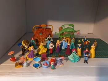Disney lot figurines, maison et accessoires