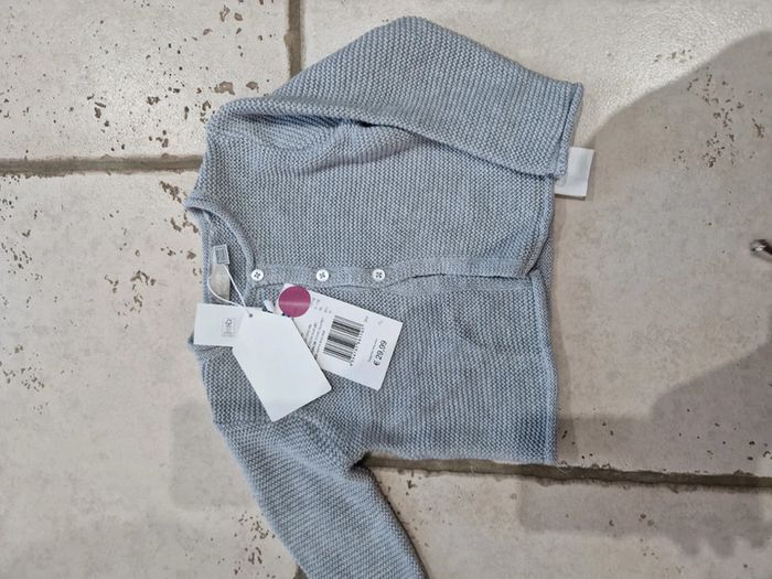 Gilet gris 12 mois - photo numéro 3
