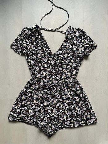 Combi short fleuri et élégante- Style dos nu avec détail noué