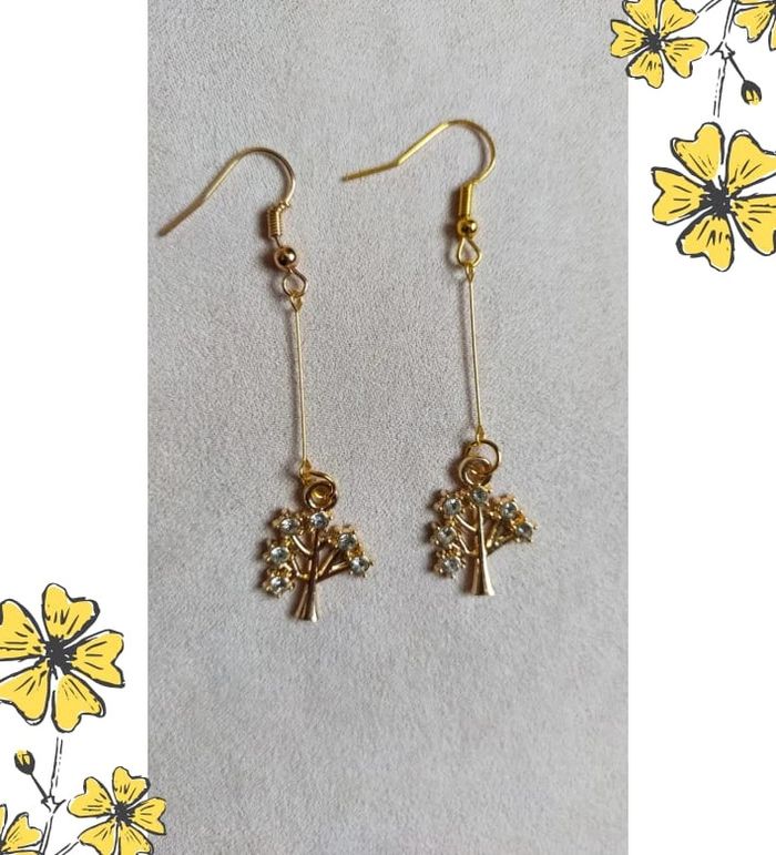 Boucles d'oreilles pendantes dorées – Arbre de vie scintillant - photo numéro 4