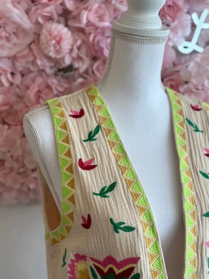 Gilet sans manches façon gaze de coton brodé de fleurs colorées, taille 36 - photo numéro 4