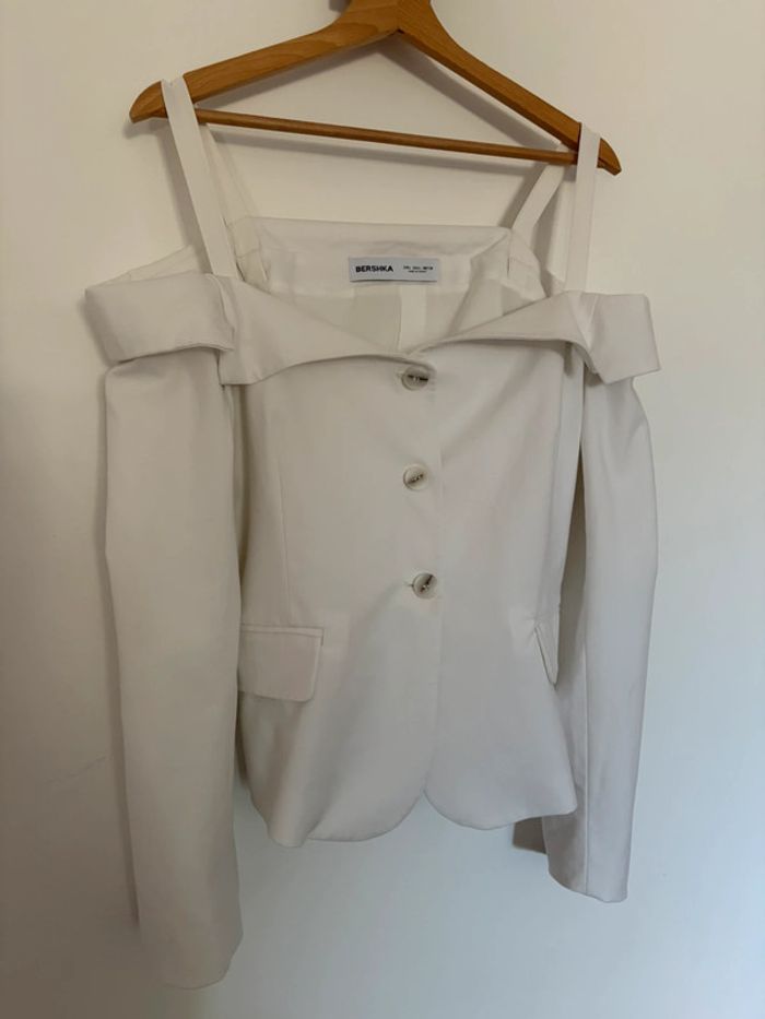 Blazer original avec épaules dénudées