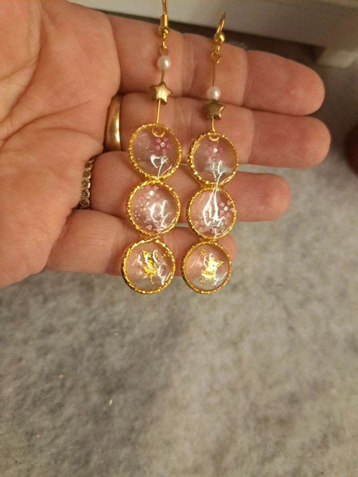 Boucles d'oreilles pendante en résine multicolore et doré - photo numéro 9