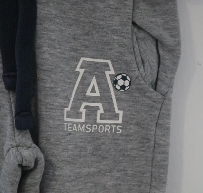 Ensemble haut/jogging Lupilu, pull Adidas et gilet Même pas peur 4 ans - photo numéro 3