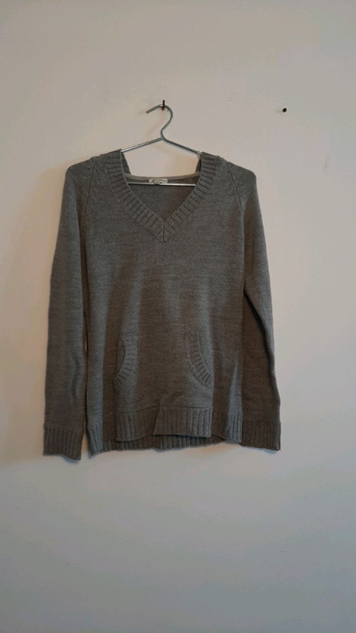 Pull gris à capuche