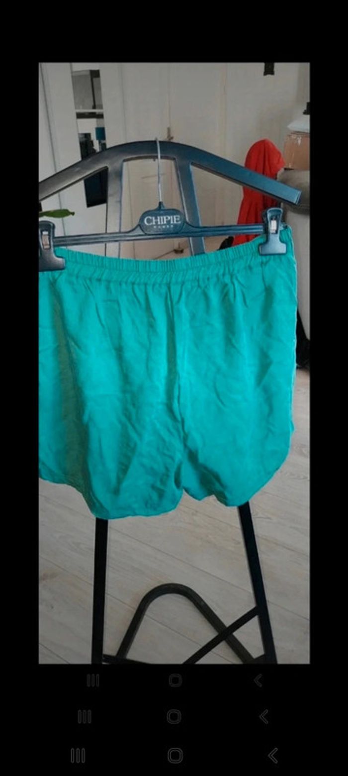 Short Kiabi neuf jamais porté. Taille 44. Couleur verte - photo numéro 4