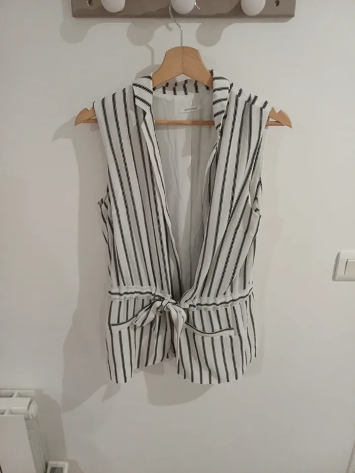 Veston à rayures noires et blanches