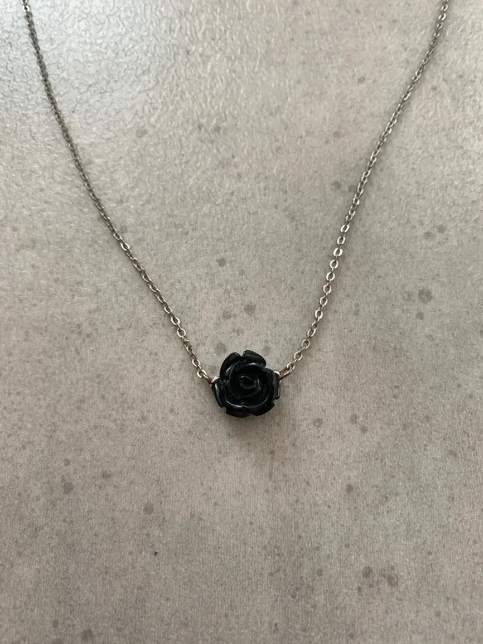 Collier motif rose noir - photo numéro 2