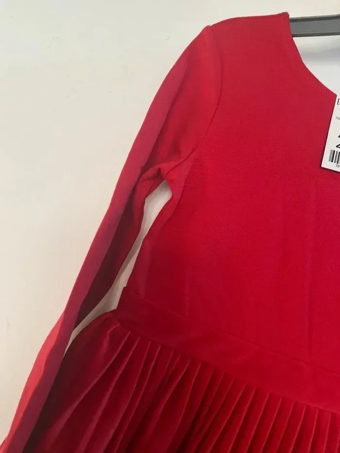 Superbe robe cérémonie ou fête rouge Okaidi en velours taille 4 ans Neuve - photo numéro 2
