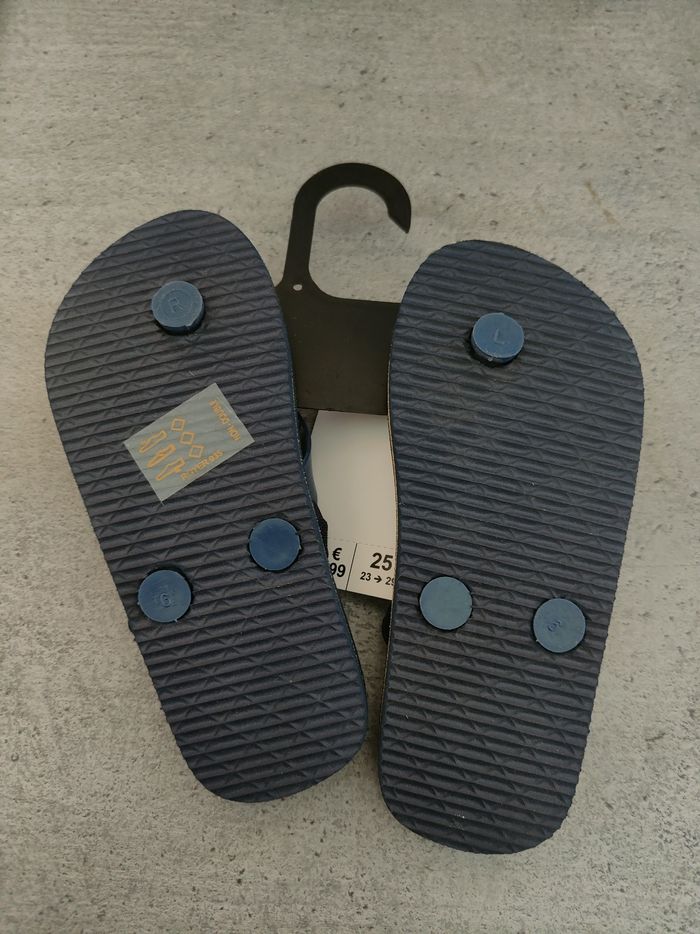 Tong Pikachu en pointure 25 - photo numéro 2