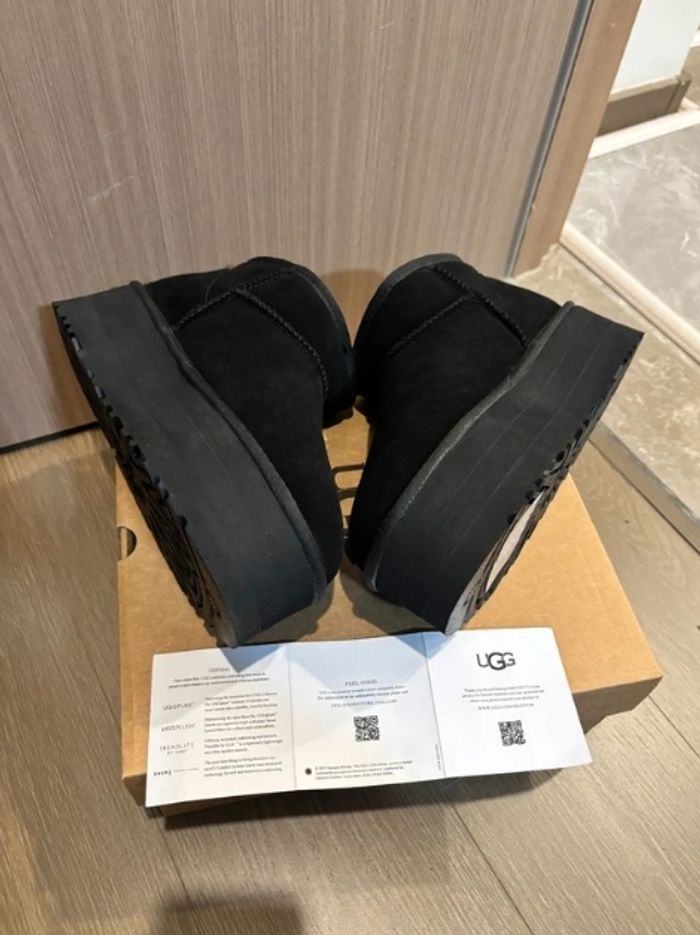 Bottes de neige UGG à talons hauts, noires, pointure 38 - photo numéro 9