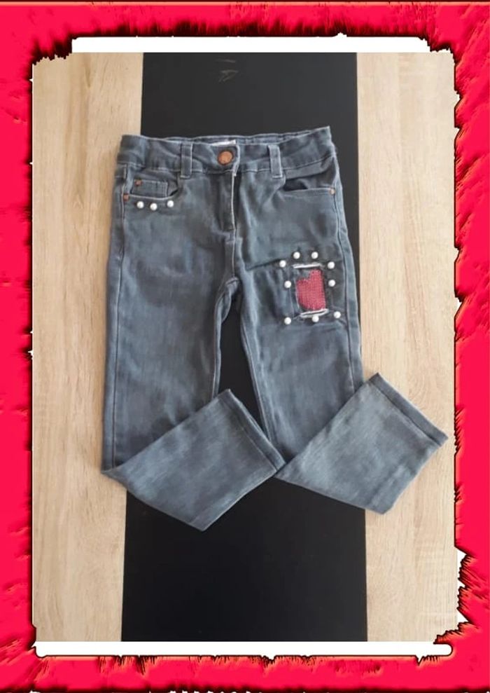 Joli jeans perlés agrémenté de sequins taille ajustable