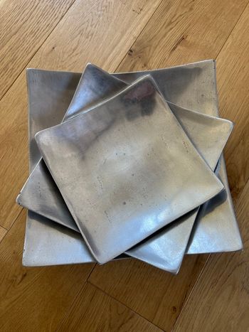 Plats acier/plats apéritifs  gigognes-tres bon etat