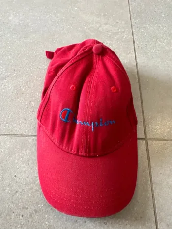 Casquette Champion rouge, très bon état, taille unique