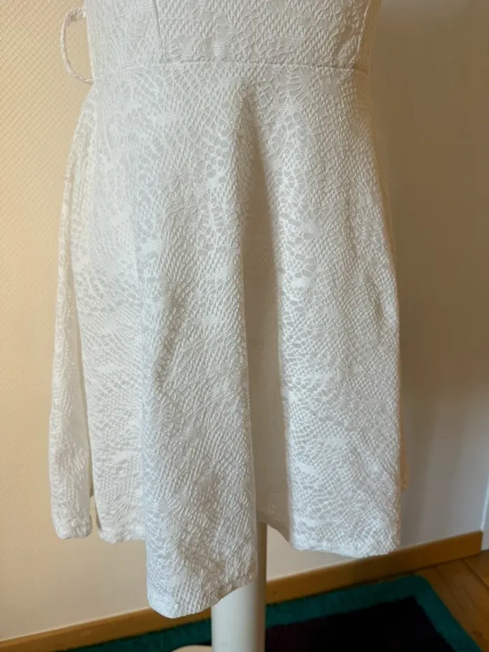 Robe d’été blanche dos nue en très bon état taille 36-38 - photo numéro 3