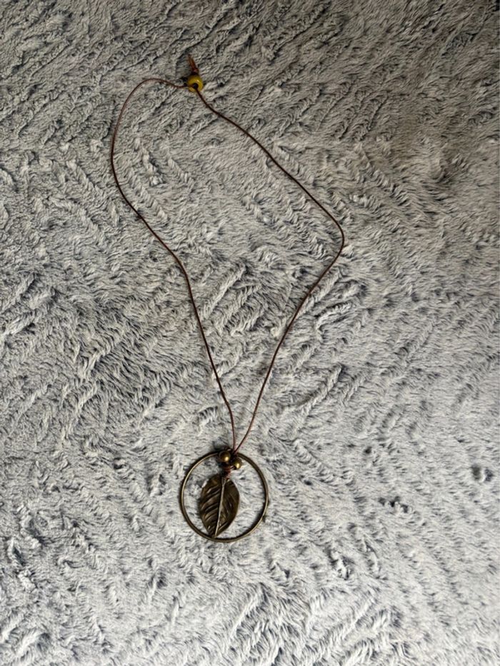 Joli collier sautoir feuille