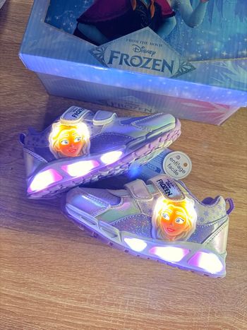 Basket lumineuse Disney princesse lumière taille 27 neuf 
