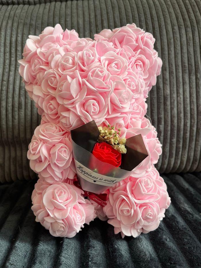 Ours en fleurs de roses rose avec une fleur rouge - photo numéro 3