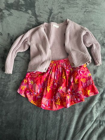 Ensemble jupe motif floral Du pareil au même et gilet mauve Orchestra 