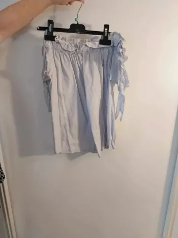 Haut épaule dénudée blanc et bleu