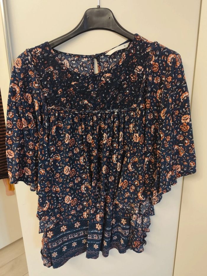 Blouse évasée à fleurs bleu marine/rose – Boho