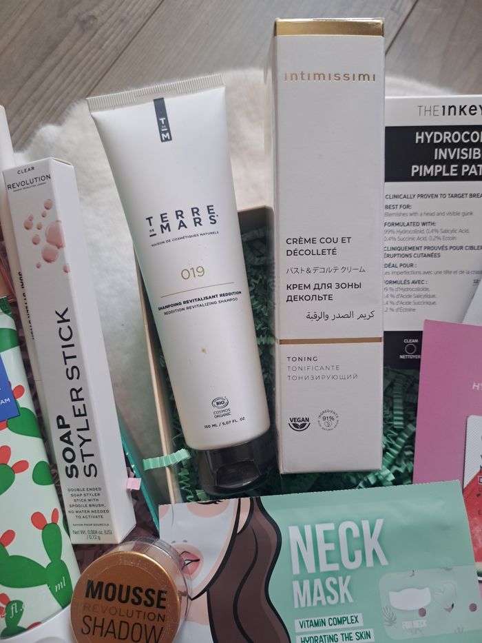 Lot box de produits dans un coffret 🎁
Maquillage soins visage et corps neufs. - photo numéro 5
