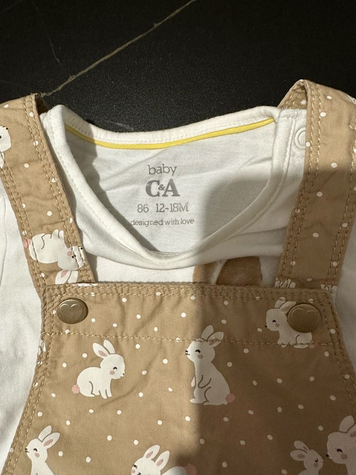 Salopette short et t-shirt - photo numéro 2