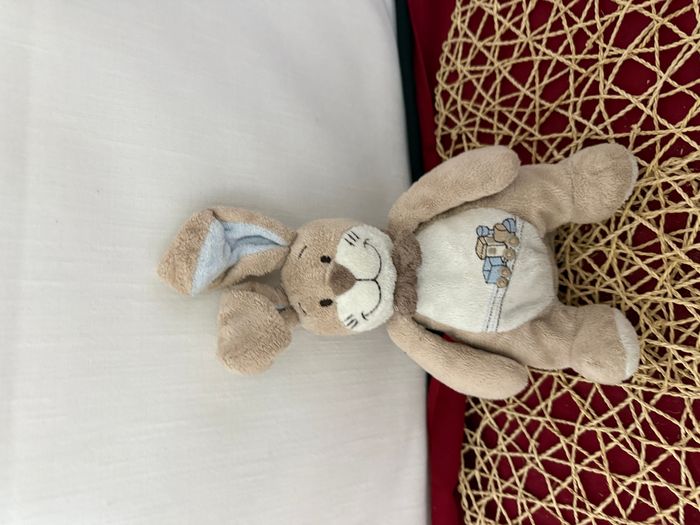 Noukie's Oscar & Léon Peluche lapin beige bleu train